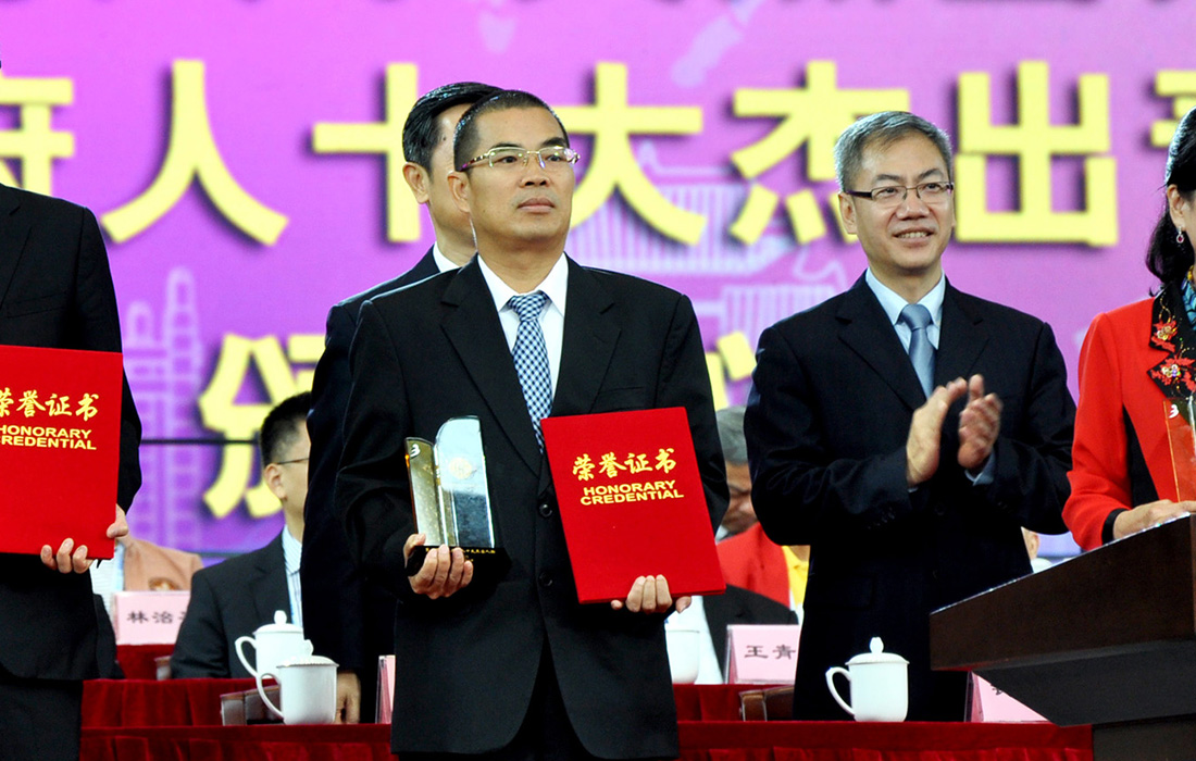 xc sports股份董事长温志芬荣获世界广府人“十大卓越人物”称号